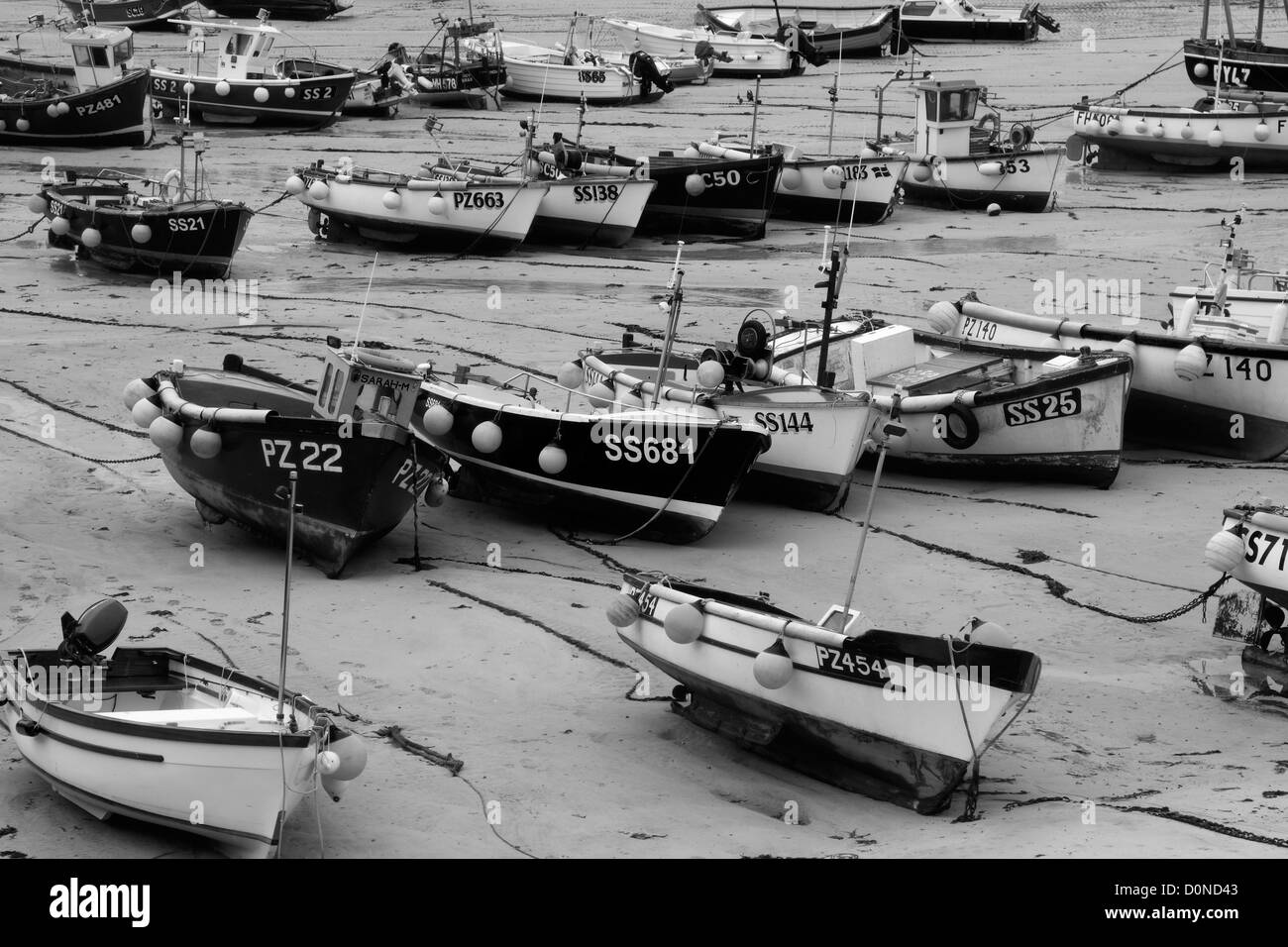 Image panoramique en noir et blanc, des bateaux de pêche dans le port, la ville de St Ives, la baie de St Ives, Cornwall County ; Angleterre ; UK Banque D'Images