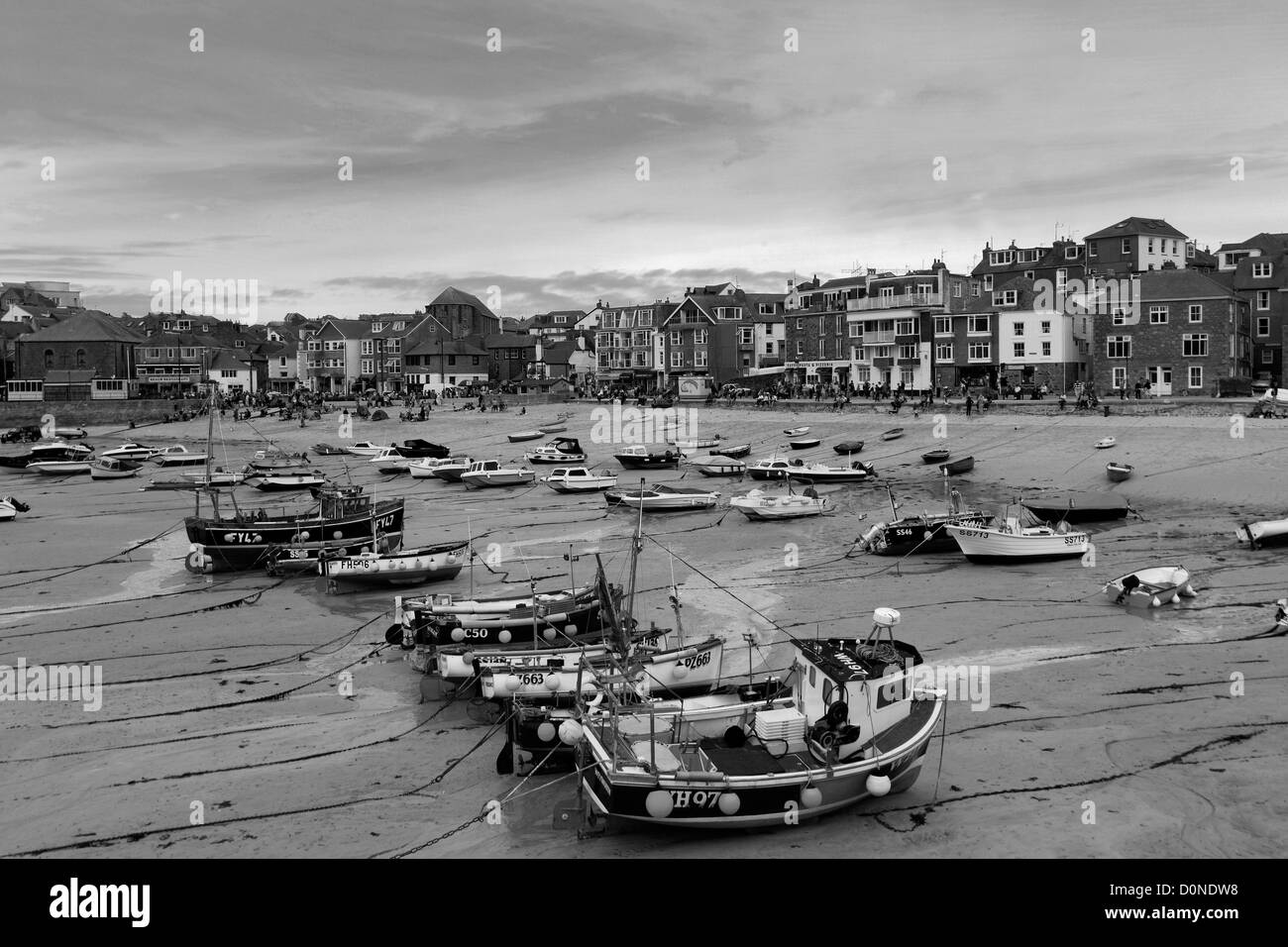 Image panoramique en noir et blanc, des bateaux de pêche dans le port, la ville de St Ives, la baie de St Ives, Cornwall County ; Angleterre ; UK Banque D'Images