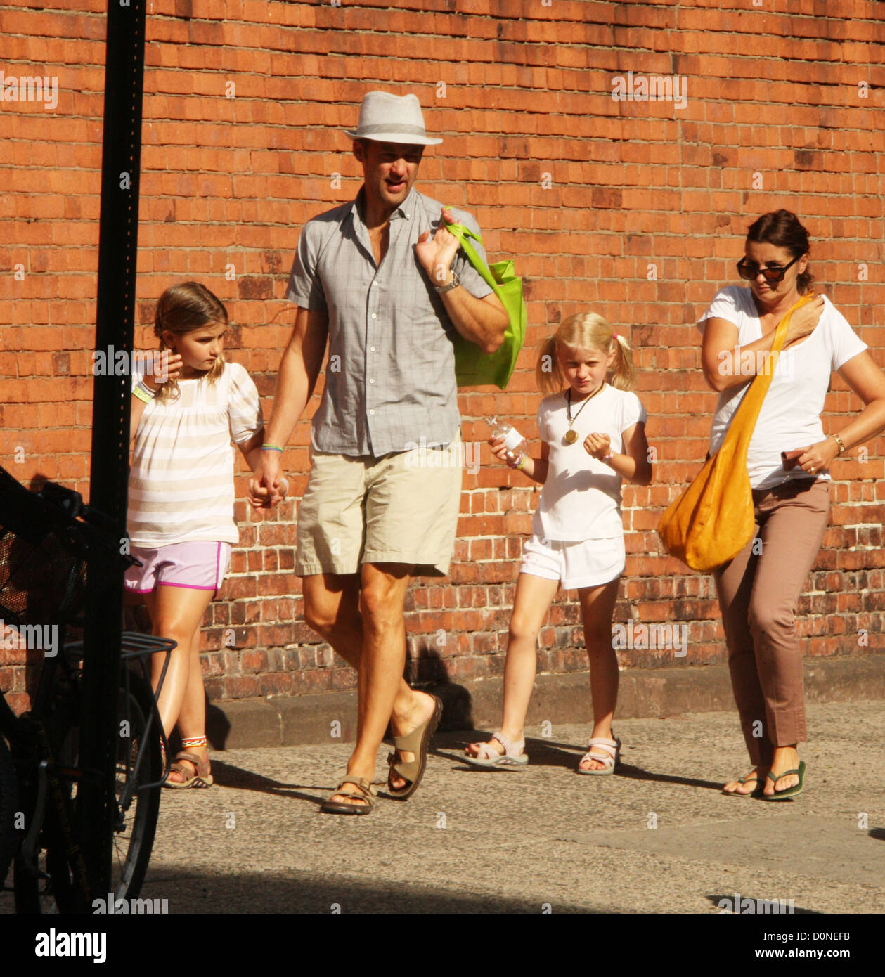 Acteur Anthony Edwards et sa femme Jeanine Lobell avec deux de leurs filles  dehors et environ à New York New York, USA Photo Stock - Alamy