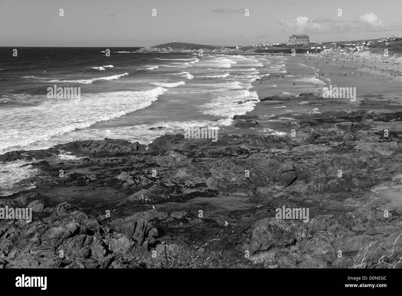 Image panoramique en noir et blanc, la plage de surf de Fistral Newquay, Cornwall County ; ville ; Angleterre ; UK Banque D'Images