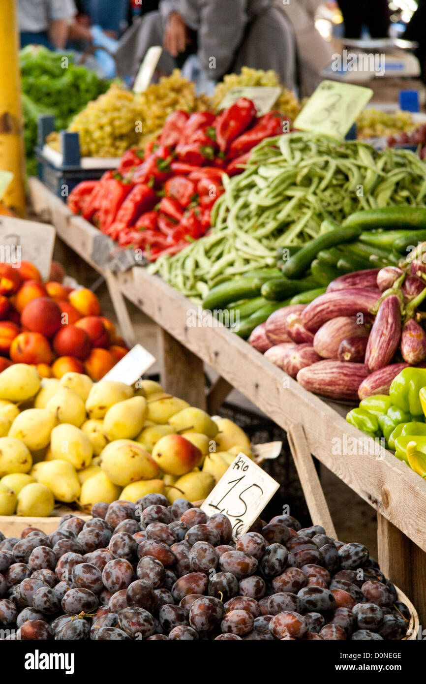 Les fruits et légumes frais biologiques à un marché de rue Banque D'Images