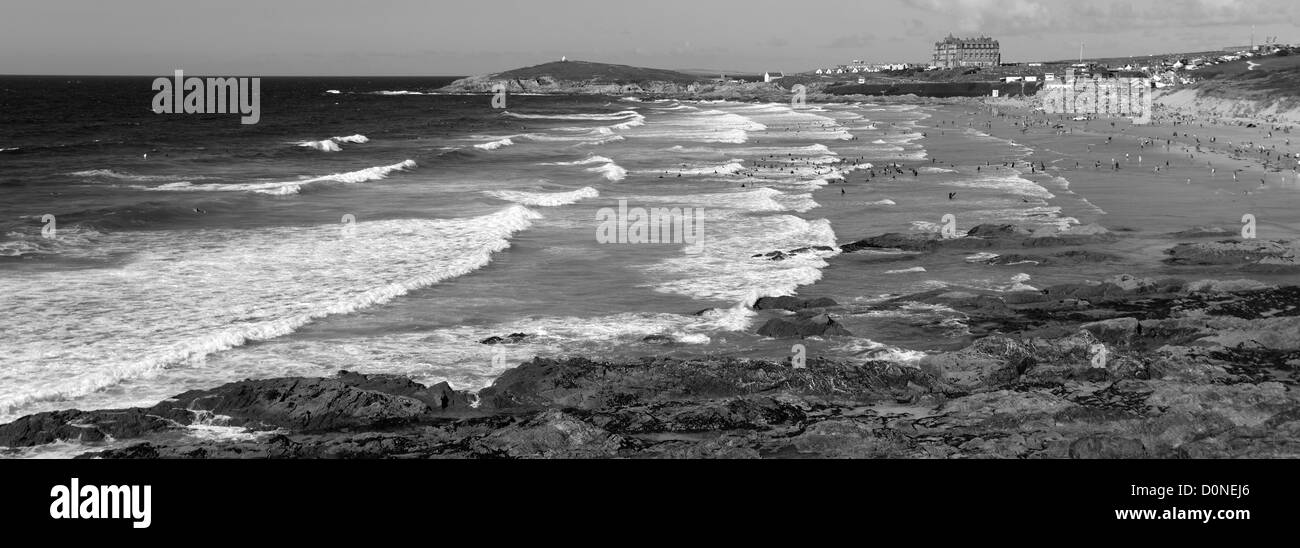 Image panoramique en noir et blanc, la plage de surf de Fistral Newquay, Cornwall County ; ville ; Angleterre ; UK Banque D'Images