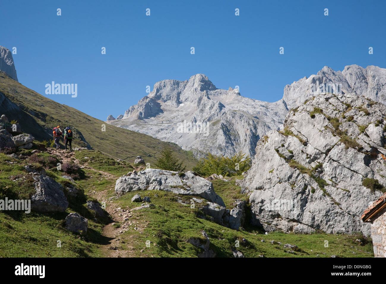 Backpackers de quitter le refuge de la Terenosa - Vega de las Cuerres - Parc National Picos de Europa, Asturias, Espagne Banque D'Images