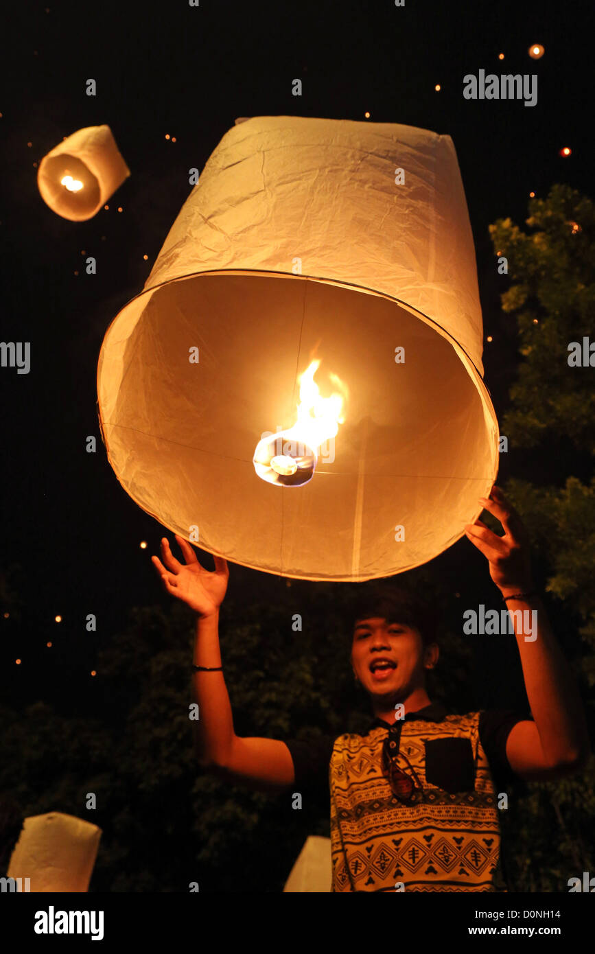 Chiang Mai, Thaïlande. 28 novembre 2012. Libération de lanternes de ciel variable, Khom Loy, au festival de Loy Krathong, Chiang Mai, Thaïlande. Crédit : Paul Brown / Alamy Live News Banque D'Images