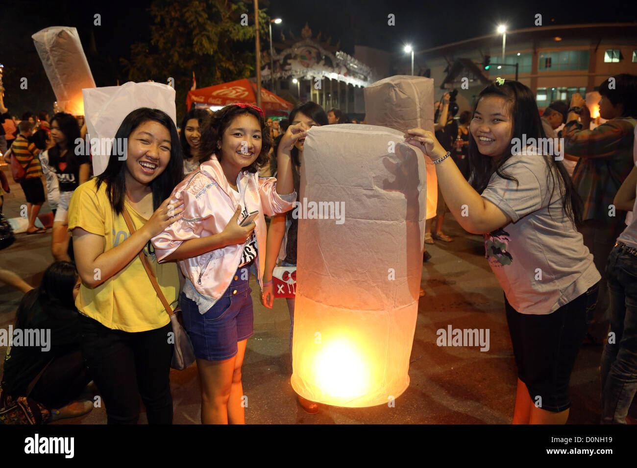 Chiang Mai, Thaïlande. 28 novembre 2012. Libération de lanternes de ciel variable, Khom Loy, au festival de Loy Krathong, Chiang Mai, Thaïlande. Crédit : Paul Brown / Alamy Live News Banque D'Images