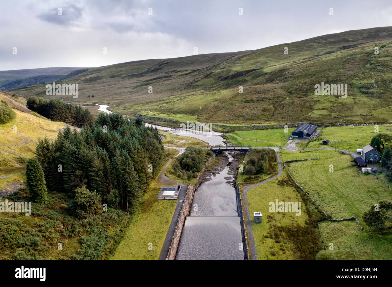 Vue sur la rivière et la campagne du Claerwen barrage à Elan valley, Powys, Pays de Galles, Royaume-Uni le beau jour Banque D'Images