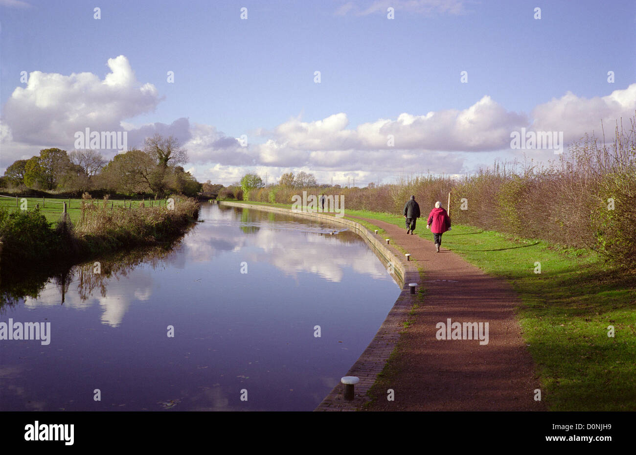 Caucasian Couple le long du Canal, Worcestershire & Staffordshire Nr Wombourne, Staffordshire, England, UK Banque D'Images
