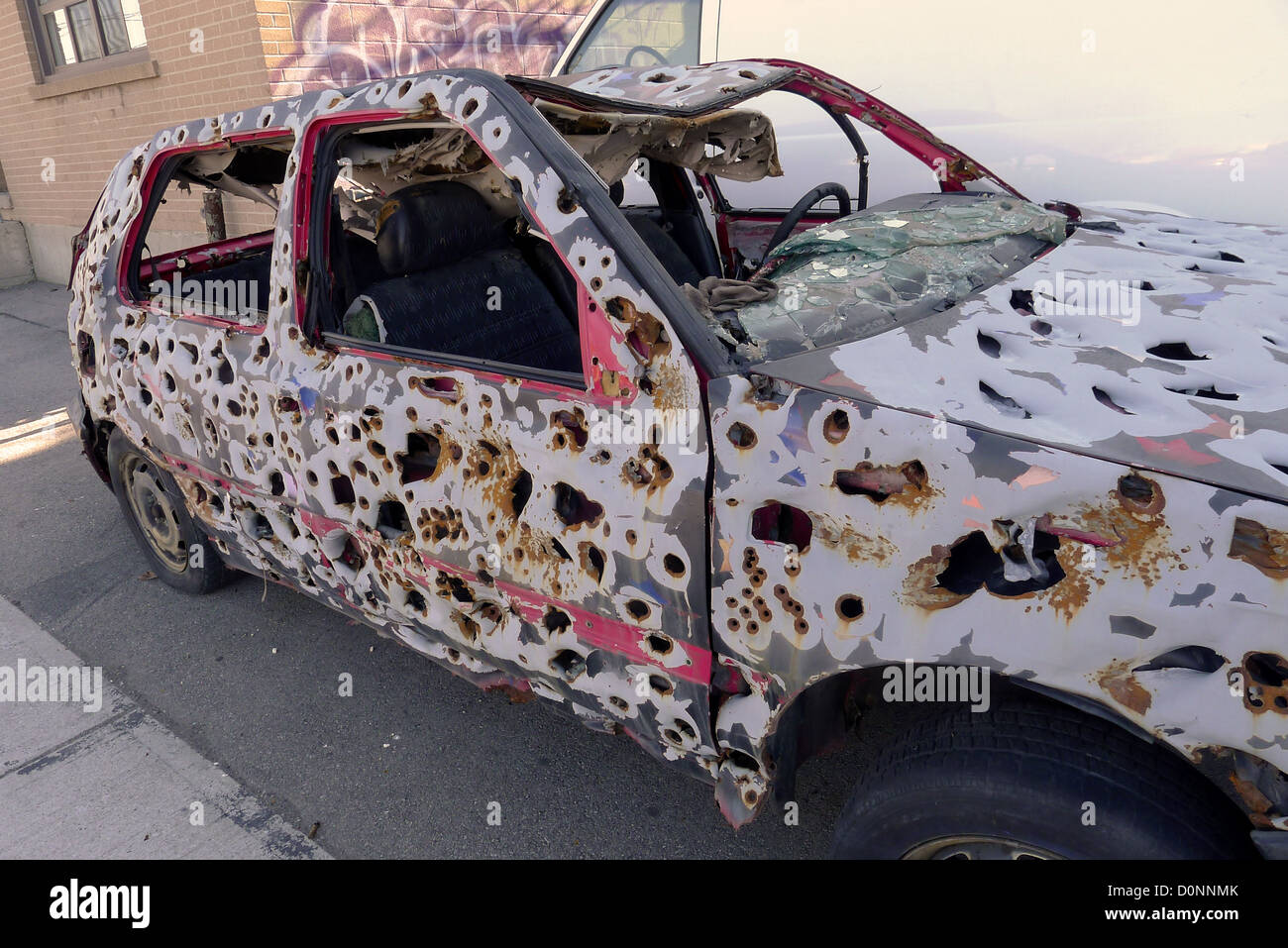 Une balle criblée voiture une fois utilisé dans une installation d'art de  Toronto Photo Stock - Alamy