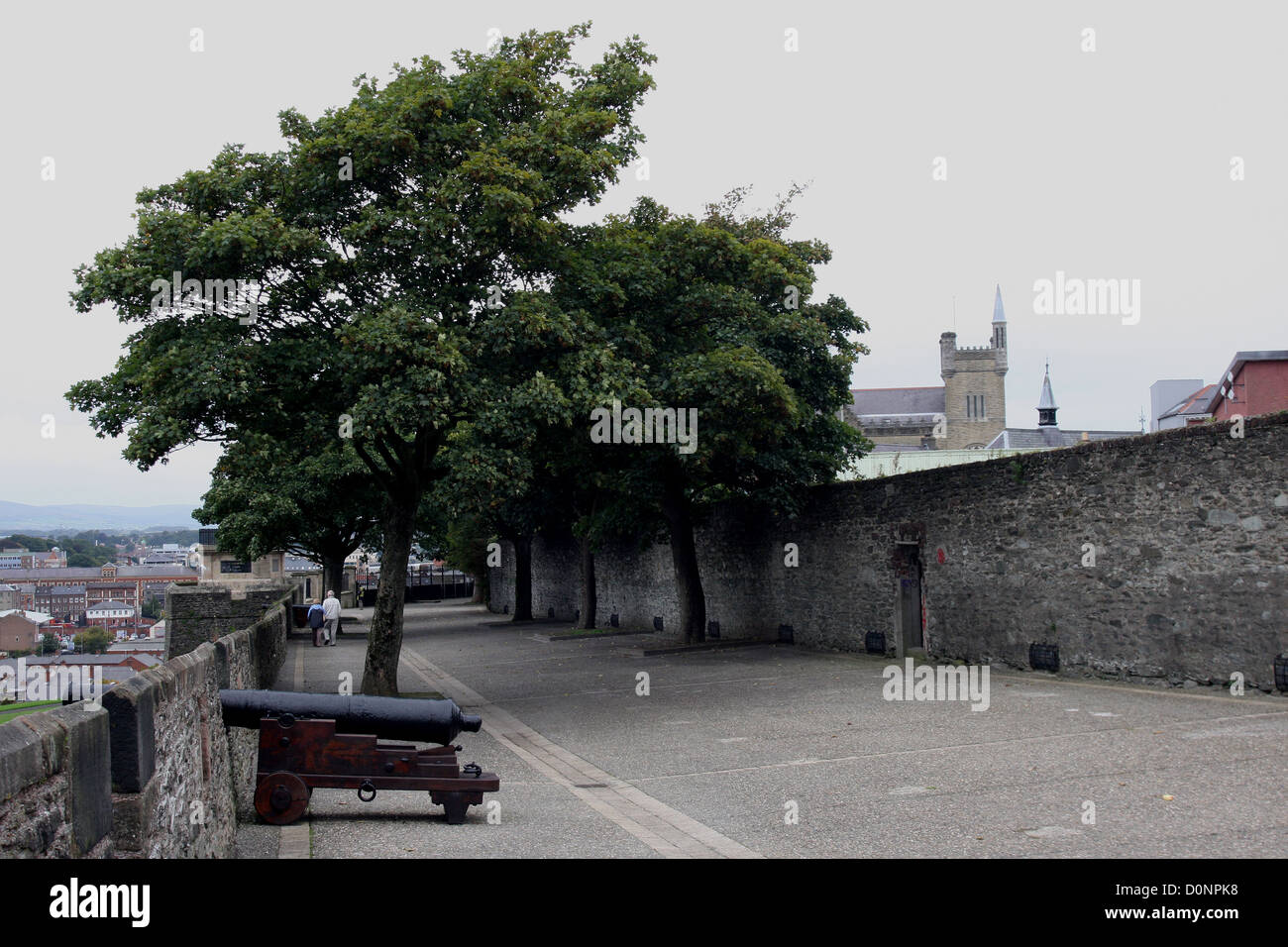 Canons sur les murs de la ville de Londonderry en Irlande du Nord Banque D'Images