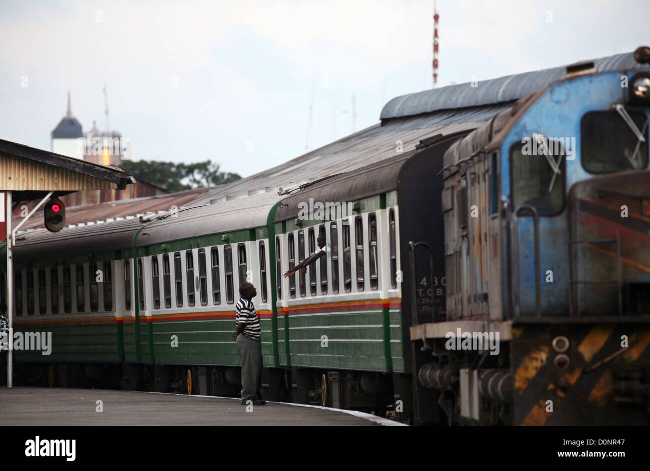 Kenya Railways Nairobi-Mombasa-Nairobi 'Jambo Kenya Deluxe' train à la gare de Mombasa, Kenya, Afrique de l'est. 12/2/2009. Photo: Stuart Boulton/Alay Banque D'Images