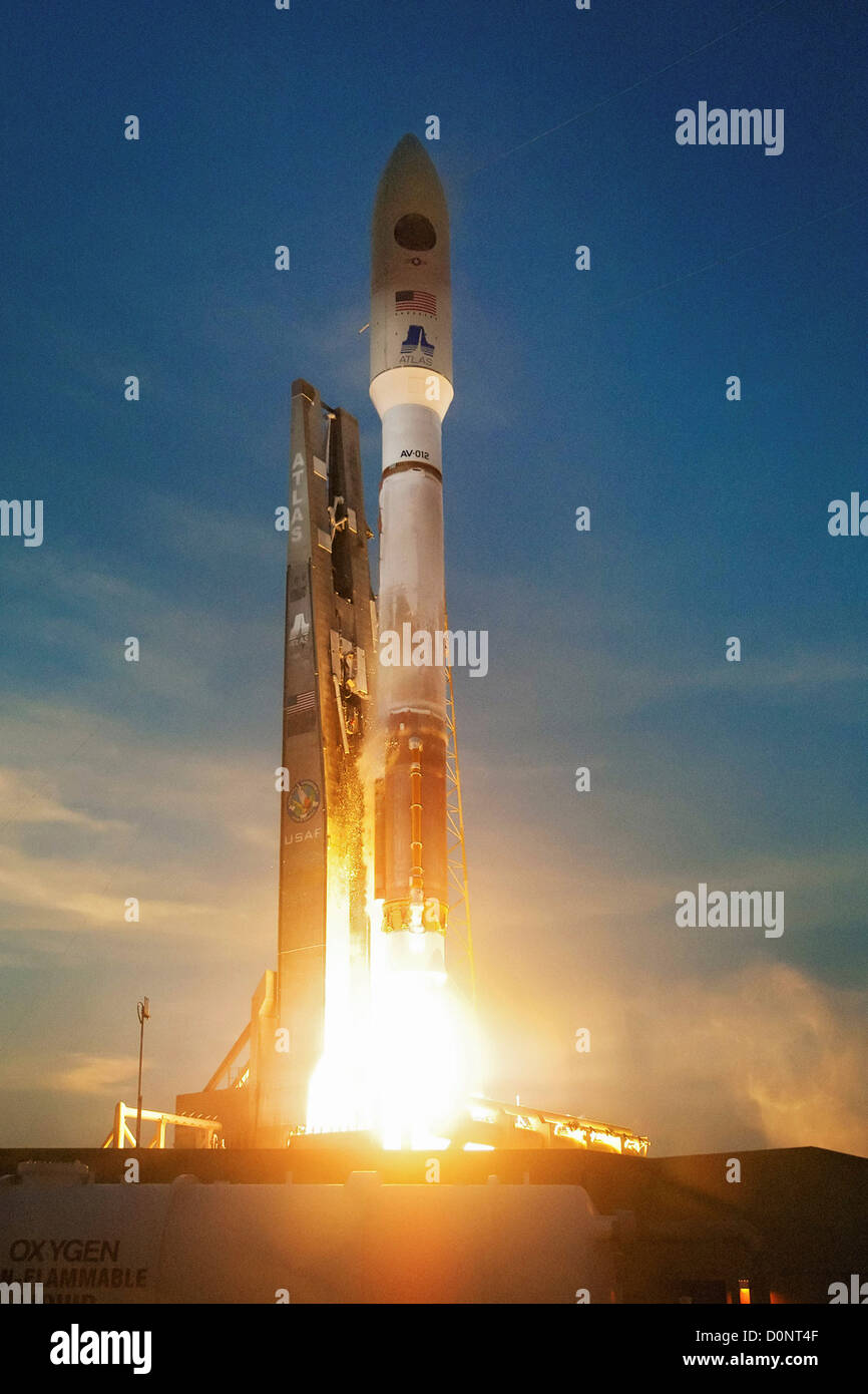 Lancement d'une fusée Atlas V de l'alliance avec le X-37B Orbital Test Vehicle lance depuis Cap Canaveral. Banque D'Images