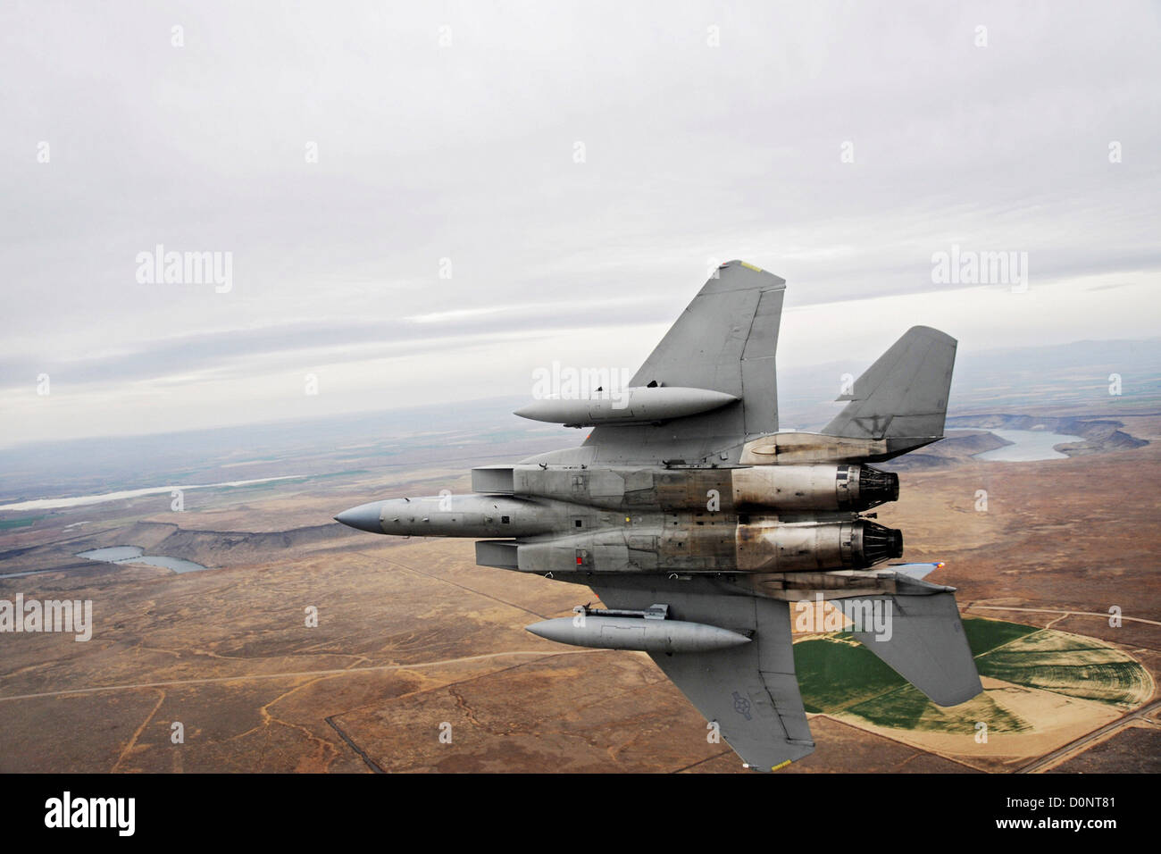 Un F-15C Eagle 366e Escadre de chasse Mountain Home Air Force Base, Texas emplacements out landing Snake River en arrière-plan. (U.S. Air Banque D'Images