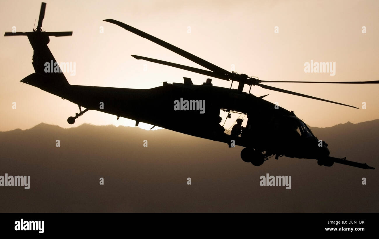 Une armée de l'air HH-60G Pave Hawk décolle mission d'évacuation médicale en tant que soleil se couche sur l'aérodrome de Bagram en Afghanistan. Bien que Banque D'Images