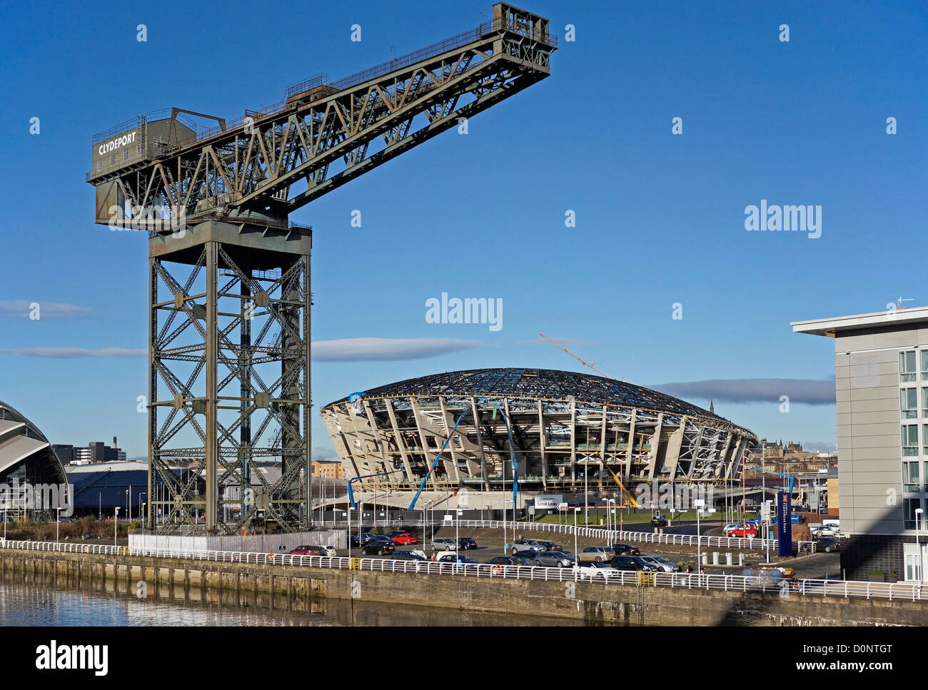 La construction progresse sur la nouvelle scène national écossais (l'hydroélectricité) à la SECC de Glasgow avec Finnieston Crane gauche. Banque D'Images