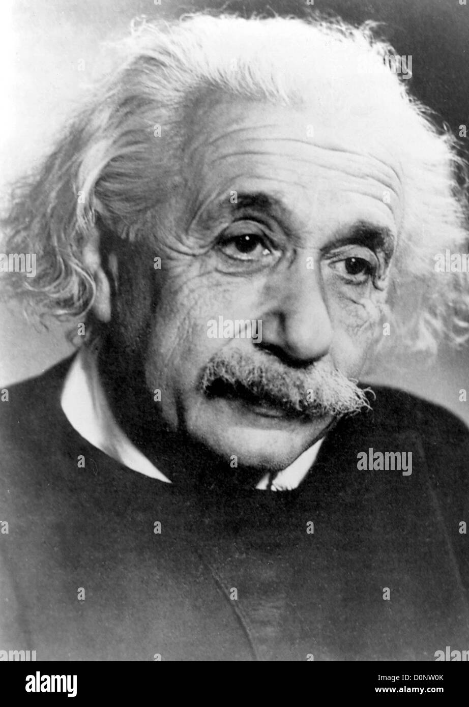 28 novembre 2012 - Londres, Angleterre, Royaume-Uni - rapport des scientifiques qu'Albert Einstein's brain contenait un grand nombre de plis, ce qui peut expliquer son haut niveau d'intelligence et sa compétence avec un violon. Sur la photo : 1 janvier, 1947 - Princeton, NJ, États-Unis - ALBERT EINSTEIN physicien théorique qui est largement considéré comme le plus important du xxe siècle scientifique et l'un des plus grands physiciens de tous les temps, a produit une grande partie de son travail remarquable pendant son séjour à l'Office des brevets et dans ses temps libres. Bien que mieux connu pour la théorie de la relativité, il a reçu le Prix Nobel 1921 Banque D'Images
