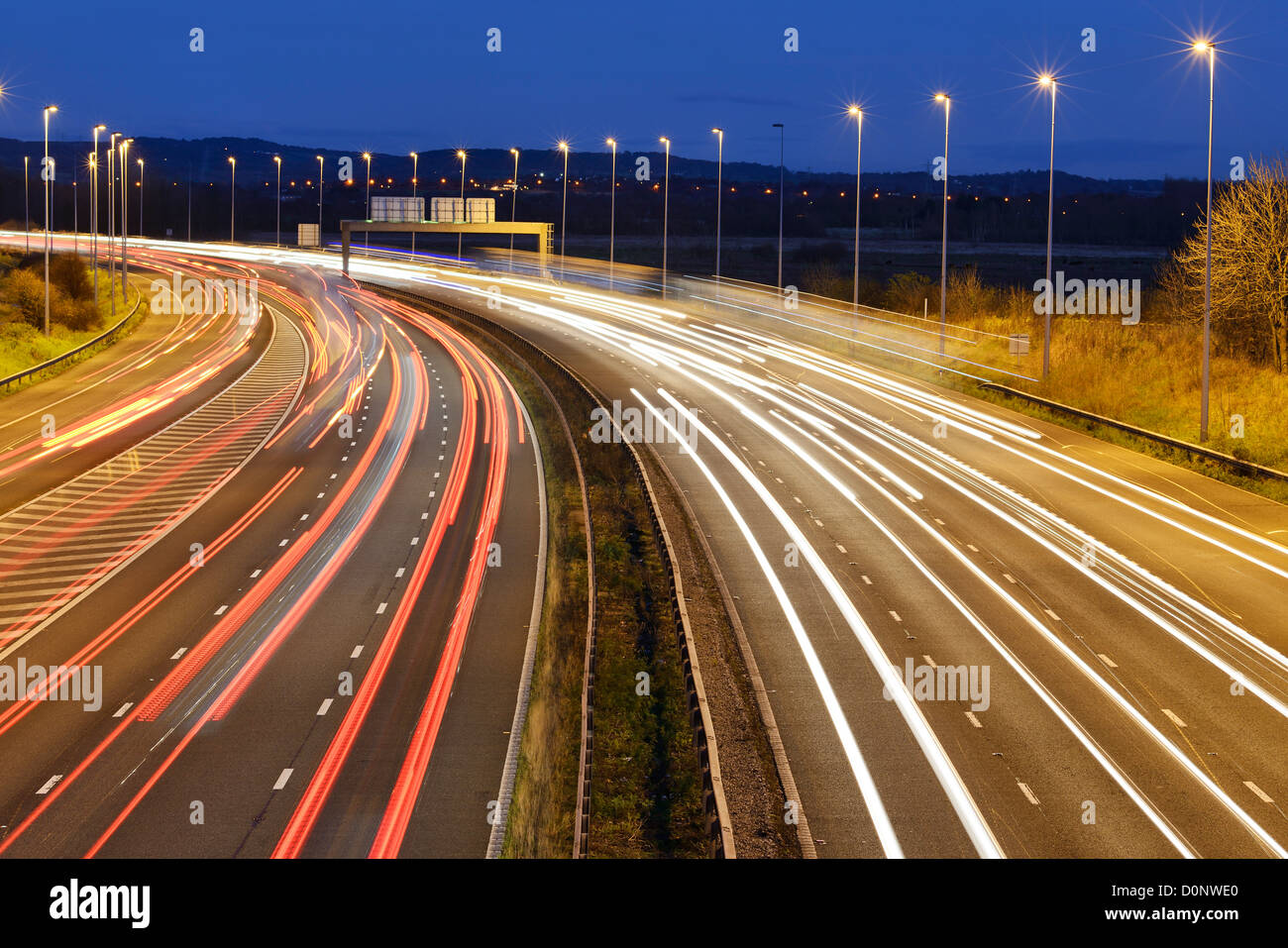 Le trafic de nuit sur l'autoroute M56 Cheshire UK Banque D'Images