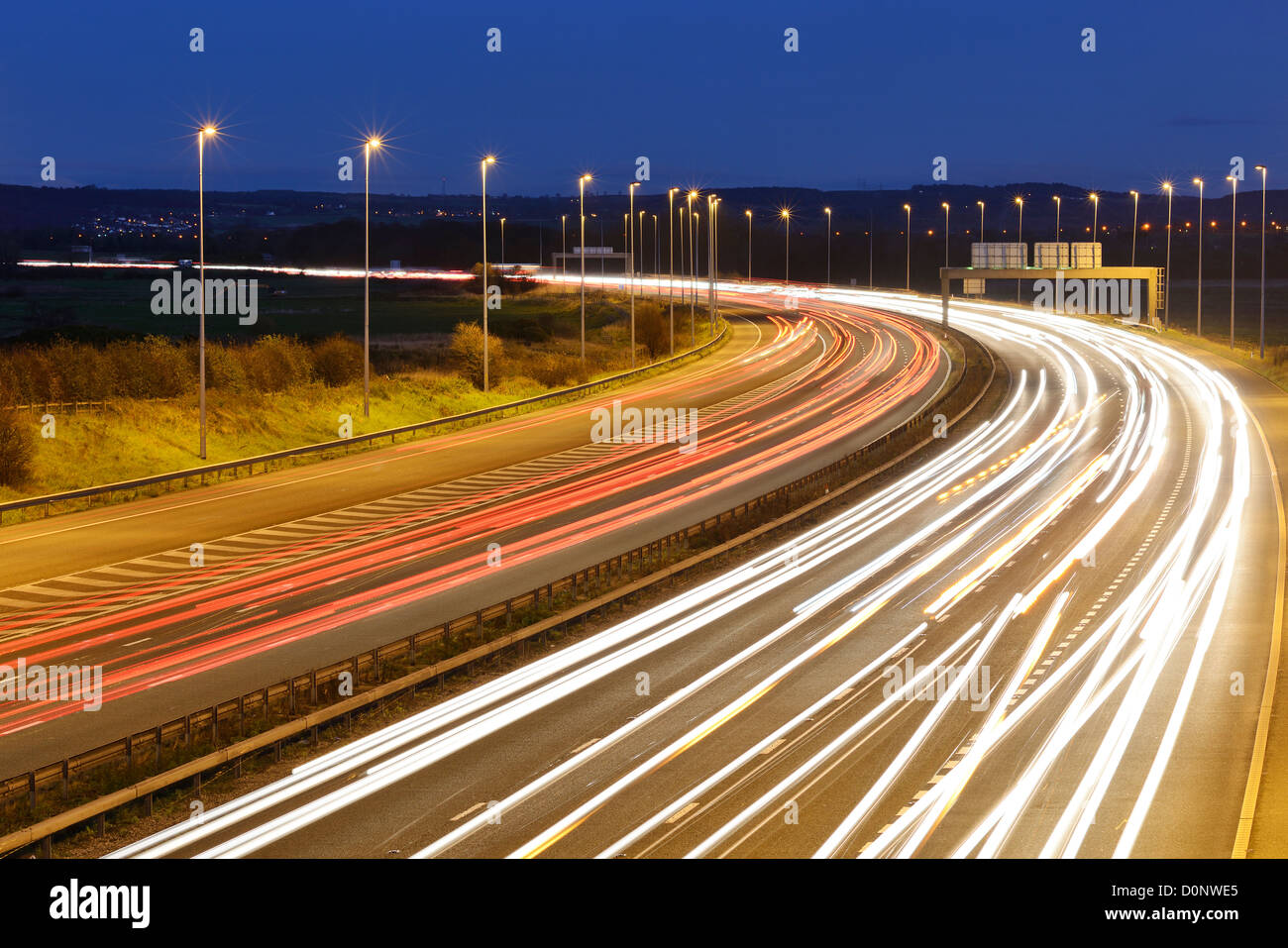 Le trafic de nuit sur l'autoroute M56 Cheshire UK Banque D'Images