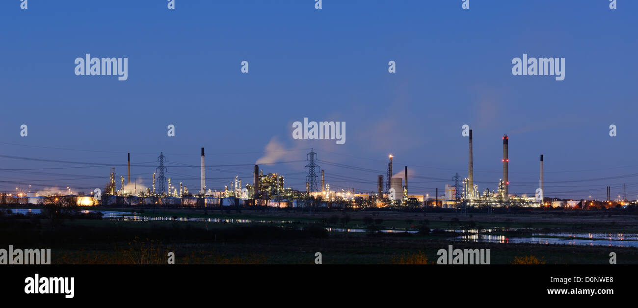 Raffinerie de pétrole à Stanlow nuit Banque D'Images