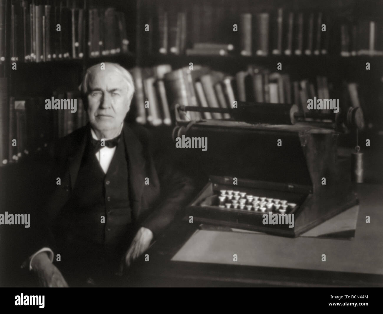 Inventeur Thomas Edison en Étude avec machine à écrire électrique Banque D'Images