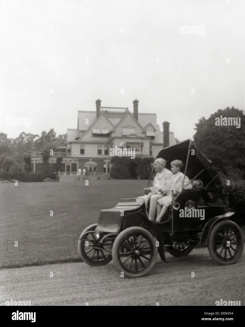 Inventeur Thomas Edison conduisant la voiture électrique Banque D'Images