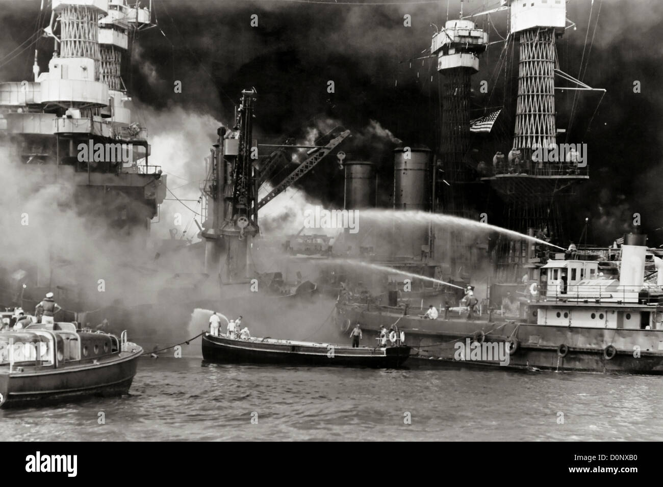 USS West Virginia brûlant dans Pearl Harbor Banque D'Images