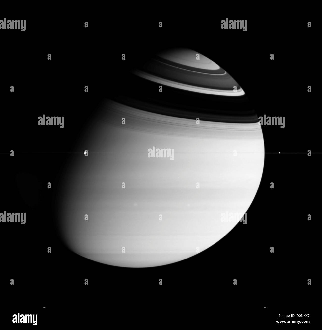 Edge-On imprenable vue sur Saturne de Cassini Banque D'Images