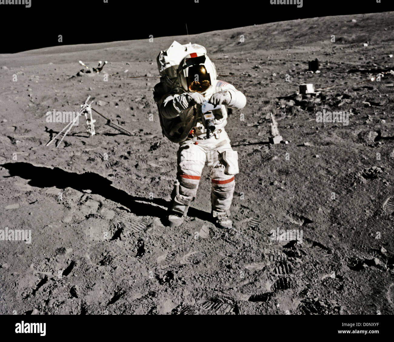 Apollo 16 L'astronaute John Young s'éloigne de l'ALSEP Banque D'Images