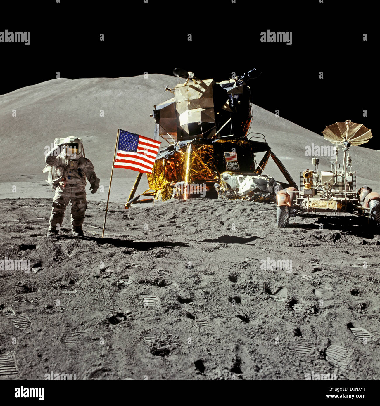 Saluant l'astronaute Apollo 15 sur la Lune avec le rover et Falcon Lunar Lander Banque D'Images