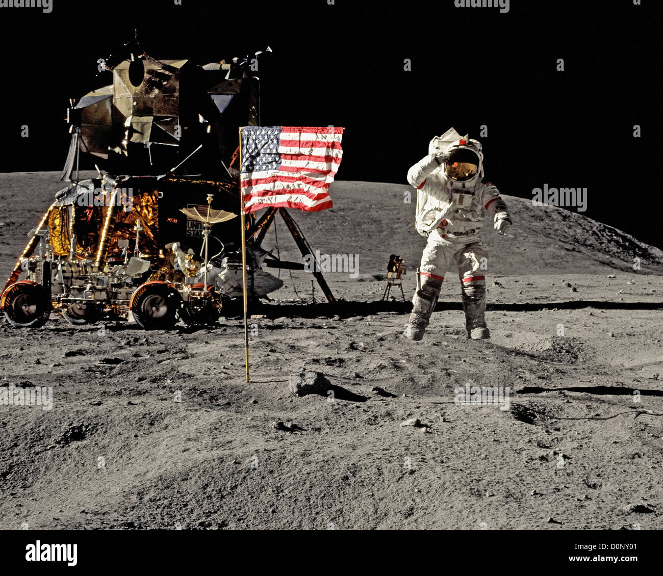 L'astronaute Apollo 16 salue le drapeau américain sur la Lune Banque D'Images