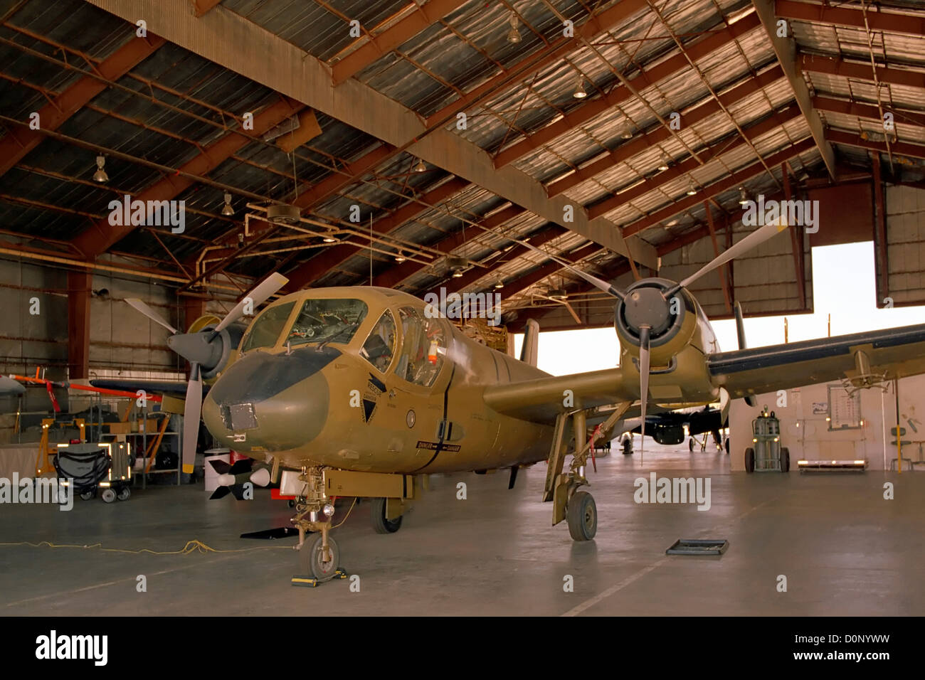 Grumman OV-1C en Hanger Banque D'Images
