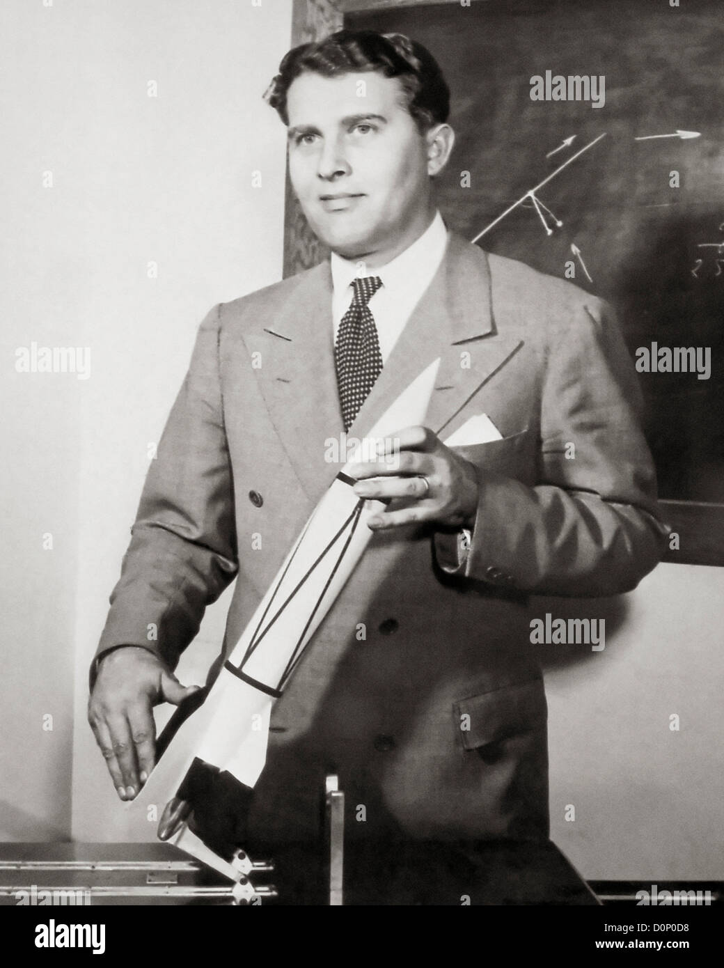 Wernher von Braun avec modèle de fusée Banque D'Images