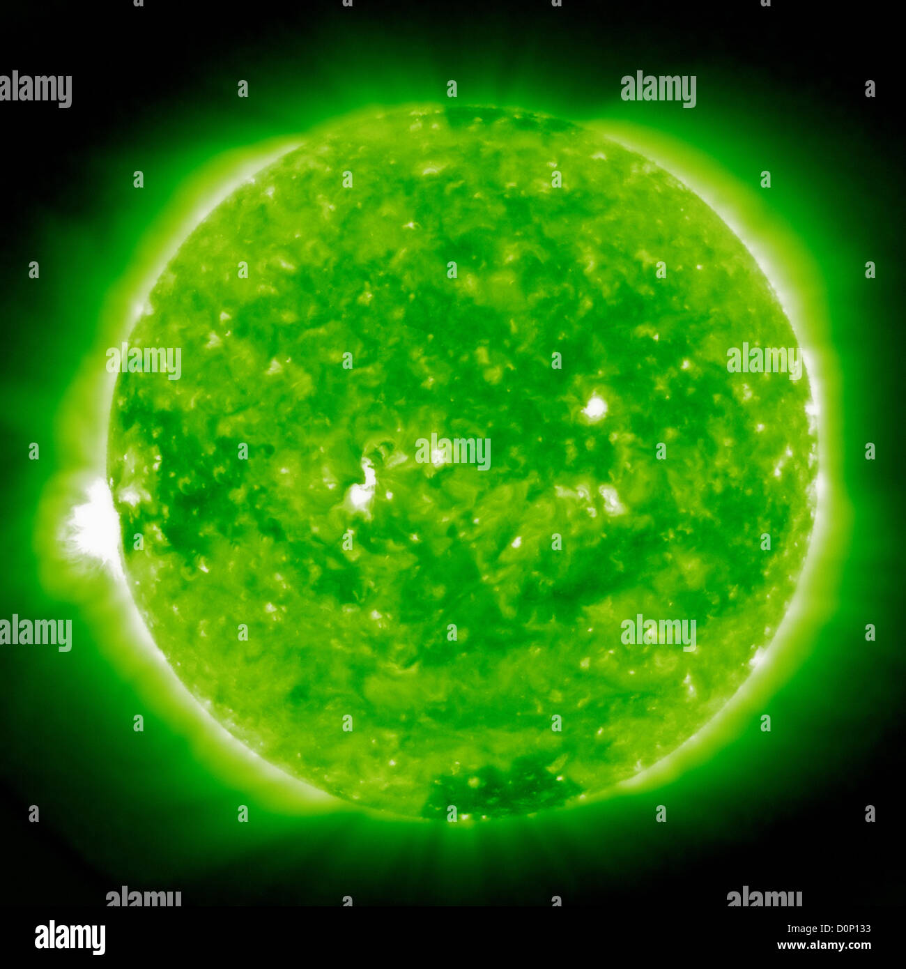 L'Observatoire des relations Soleil-Terre (stéréo) Avant l'empreinte d'une vague énorme engin (centre gauche) qui organisent l'ensemble de soleil Banque D'Images