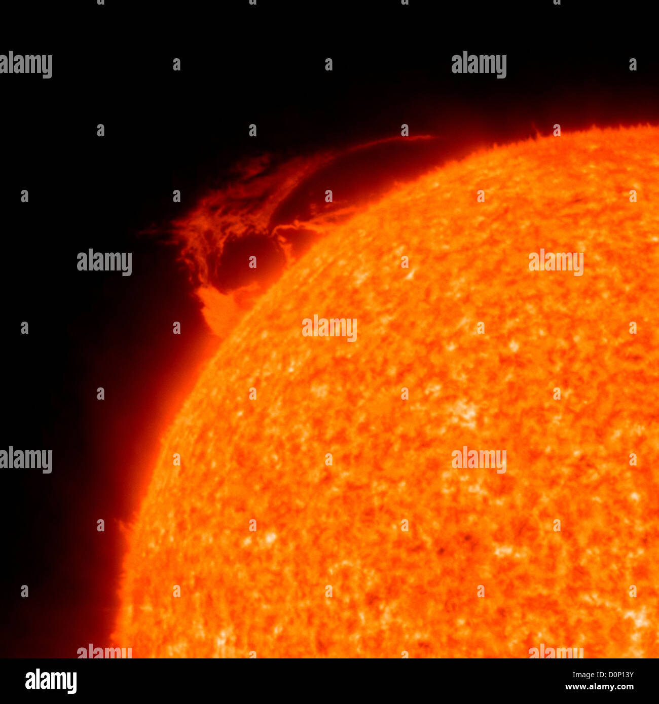 L'Observatoire des relations Soleil-Terre (stéréo) de l'avant des vaisseaux spatiaux observés dans d'onde Angstrom 304 éruptions solaires. Banque D'Images