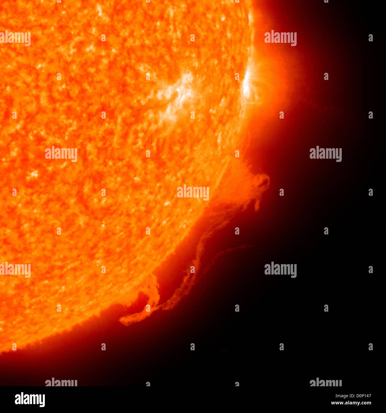 Vue d'un Observatoire des relations Soleil-Terre (stéréo) derrière la paire montre des régions actives. Les ondes de deux rafale matériel Banque D'Images