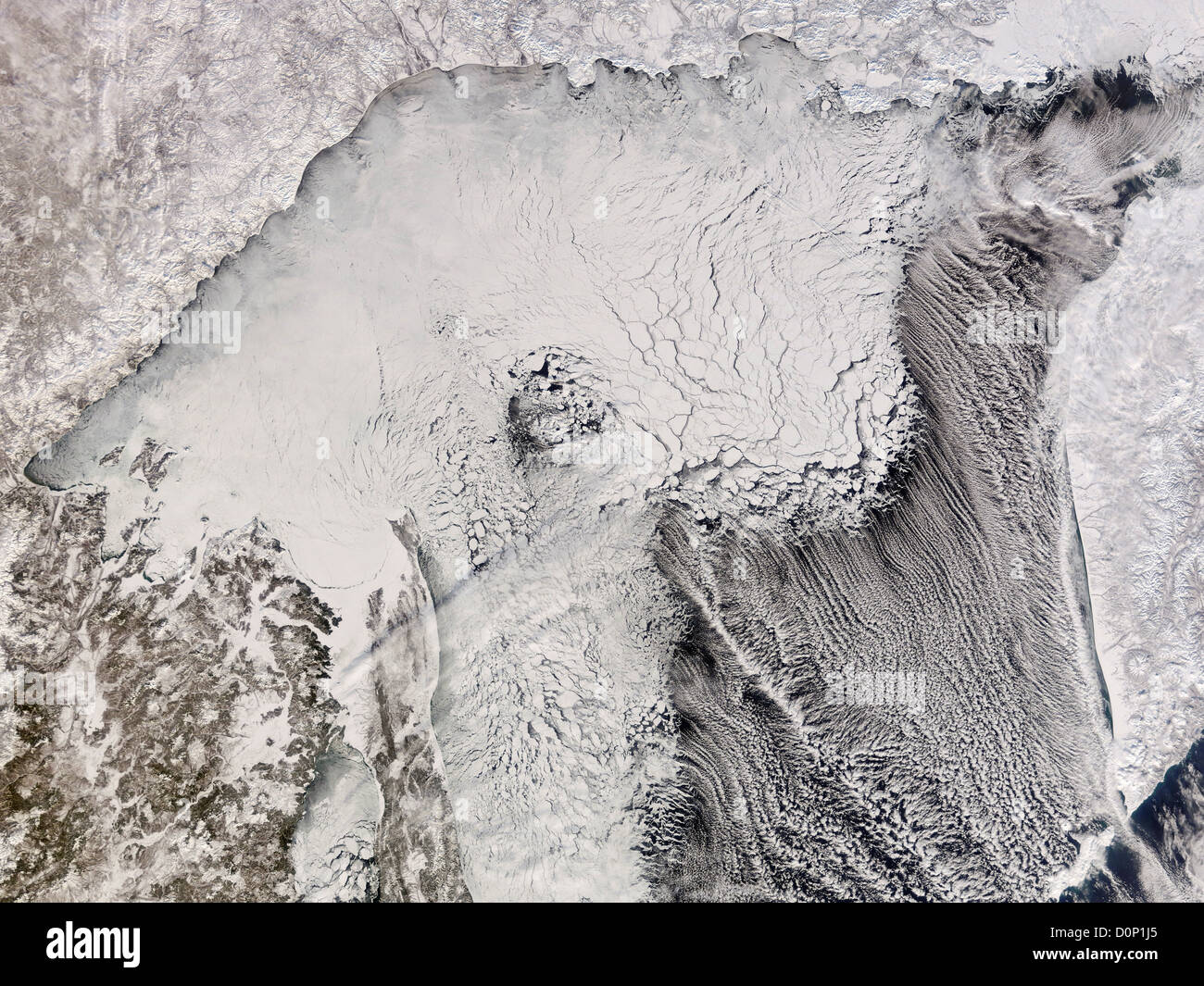 Sur la glace de mer Mer d'Okhotsk Banque D'Images
