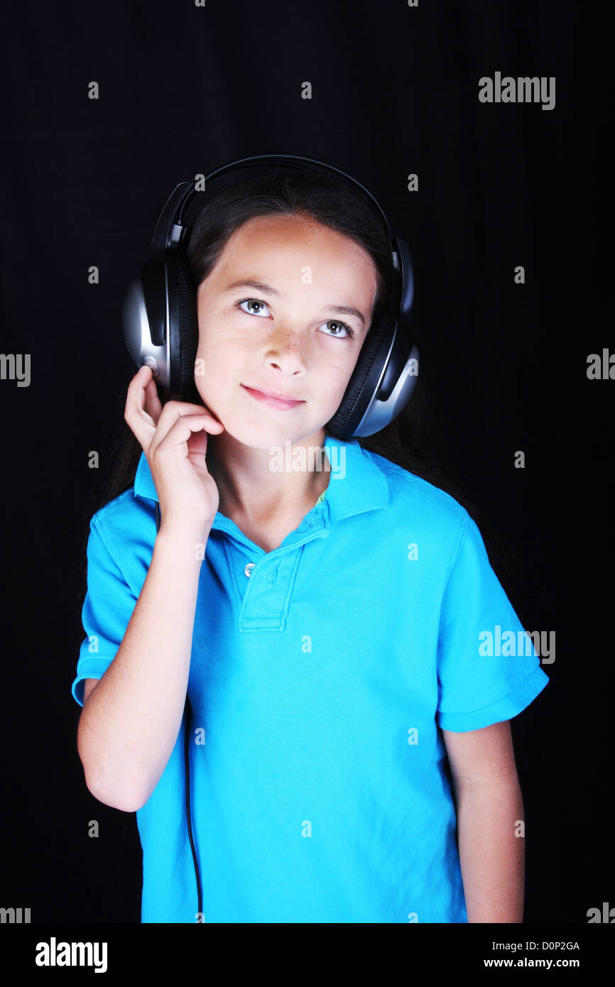 Un jeune Indien Sioux Lakota listening to headphones Banque D'Images