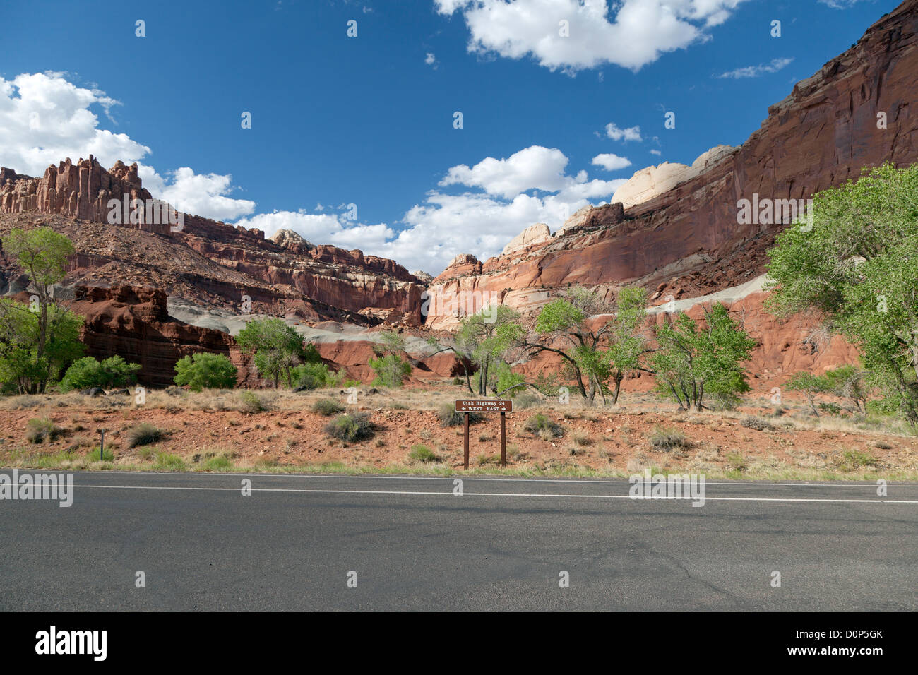 La route 24 dans la région de Utah's Capital Reef National Park. Banque D'Images