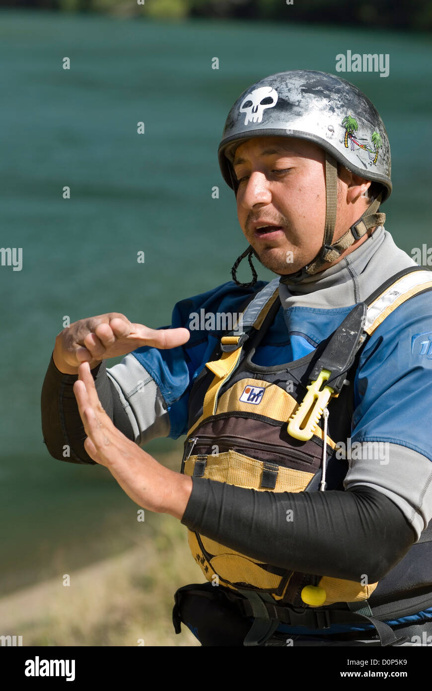 Guide de rivière donnant un exposé à un groupe sur la rivière Futaleufu du Chili. Banque D'Images
