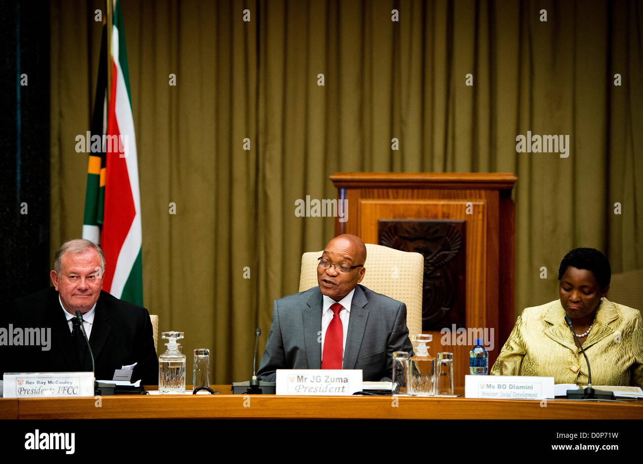 PRETORIA, AFRIQUE DU SUD : Le président Jacob Zuma (C) se réunit avec les dirigeants de l'Interfaith National Conseil de l'Afrique du Sud à la bâtiments de l'Union européenne le 28 novembre 2012 à Pretoria, Afrique du Sud. Gauche est Ray McCauley, co-président de NICSA et pasteur principal de Rhema Bible Church, et sur la droite est la ministre du Développement social, d'Olive Bathabile Dlamini. (Photo par Gallo Images / Foto24 / Liza van Deventer) Banque D'Images