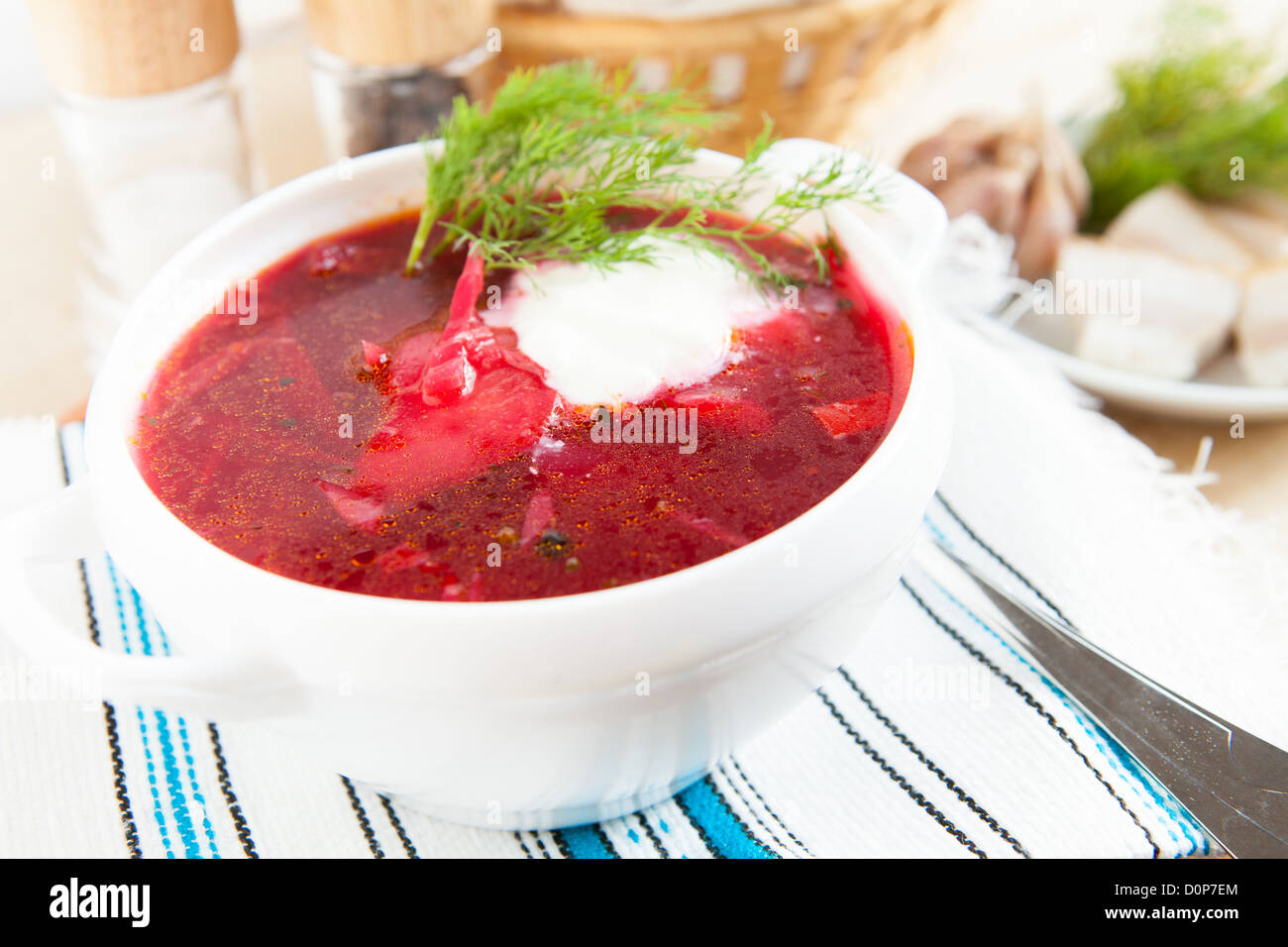 Soupe rouge avec de la crème dans une soupière blanche alimentaire, Close up Banque D'Images