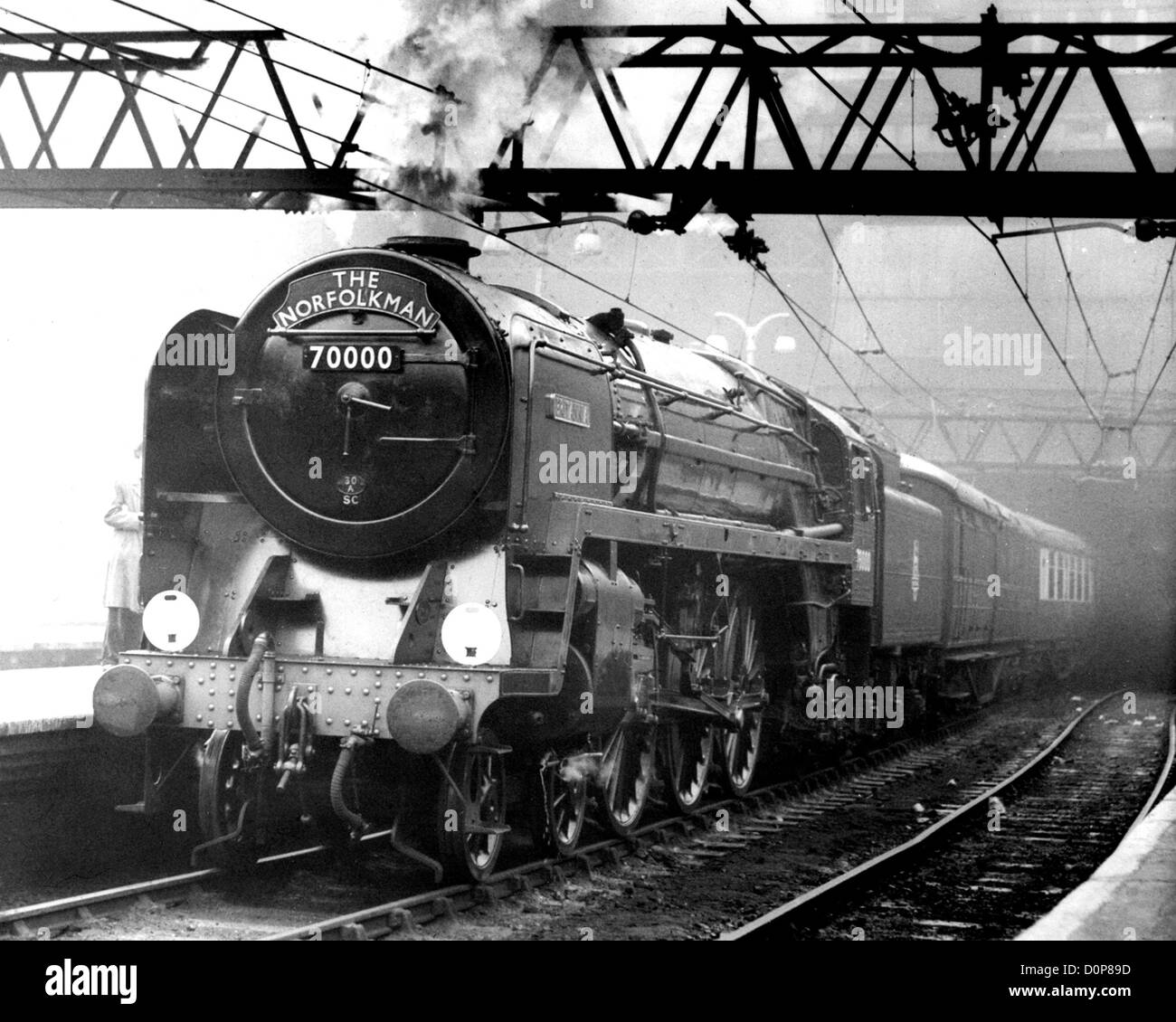 Moteur à vapeur Britannia no 7000 de la gare de Liverpool Street, Londres dans les années 1950 Banque D'Images