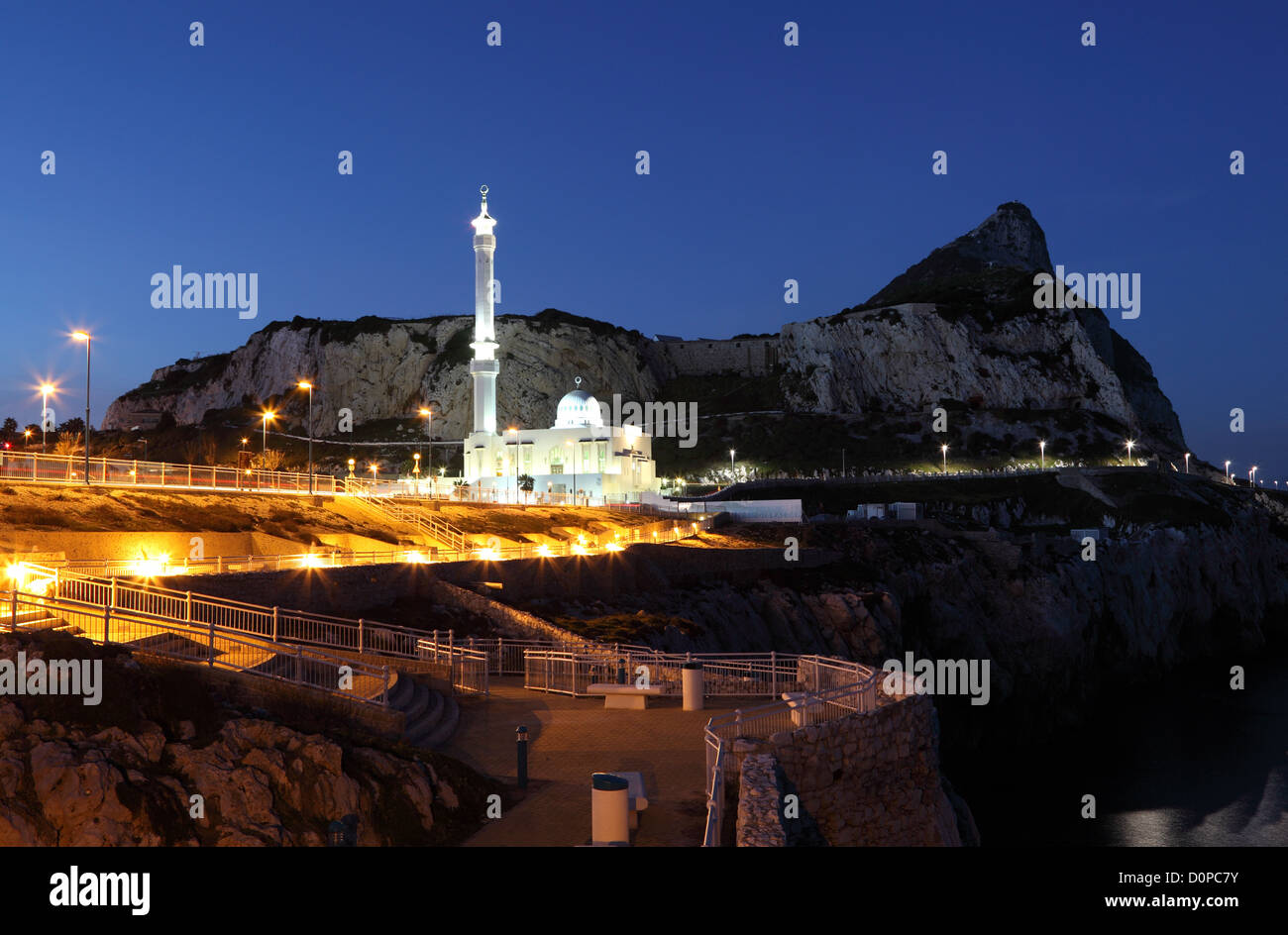 Mosquée à la Point Europa à Gibraltar dans la nuit Banque D'Images