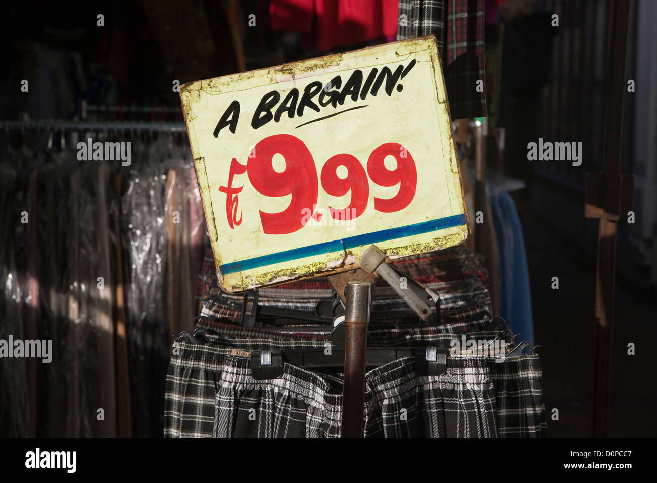 Inscrivez-vous pour un prix de £9,99 vêtements négocier échoppe de marché porte manteau, England, UK Banque D'Images