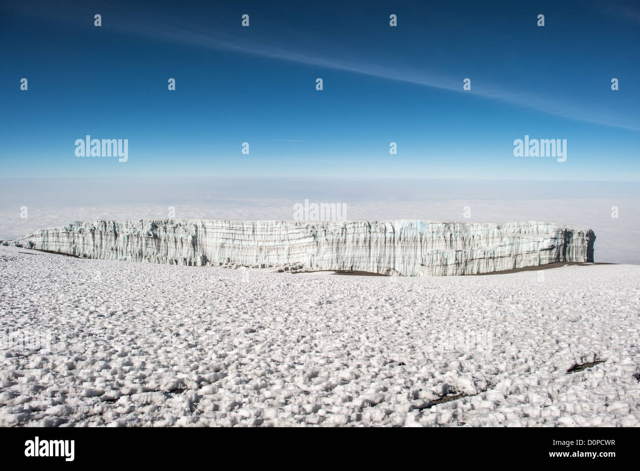 MONT KILIMANDJARO, Tanzanie — les glaciers de glace sont en permanence sur le sommet du Mont Kilimandjaro, bien qu’ils diminuent rapidement avec le changement climatique. Banque D'Images