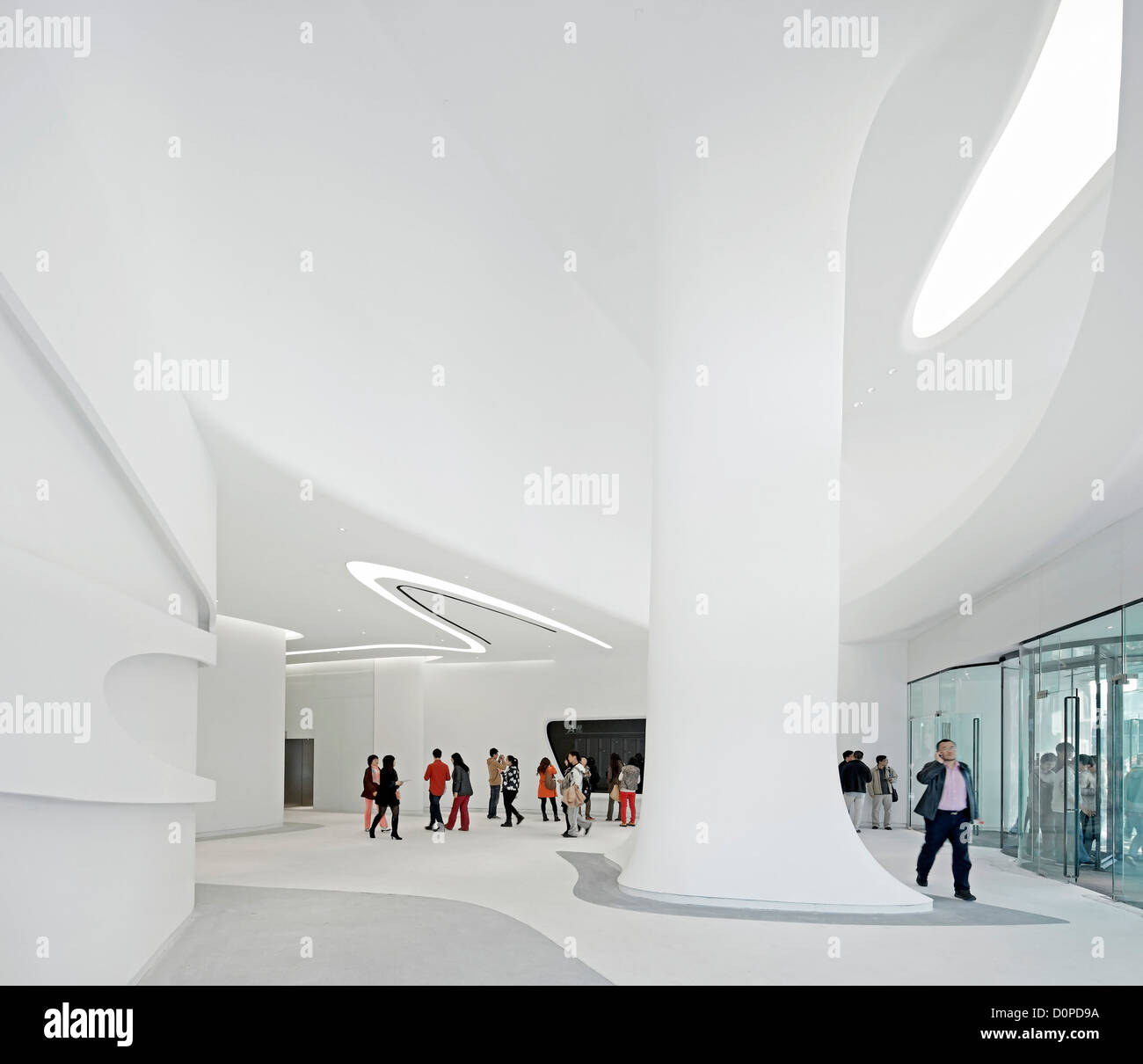 Galaxy Soho, Beijing, Chine. Architecte : Zaha Hadid Architects, 2012. L'atrium d'entrée avec piliers sculpturaux. Banque D'Images