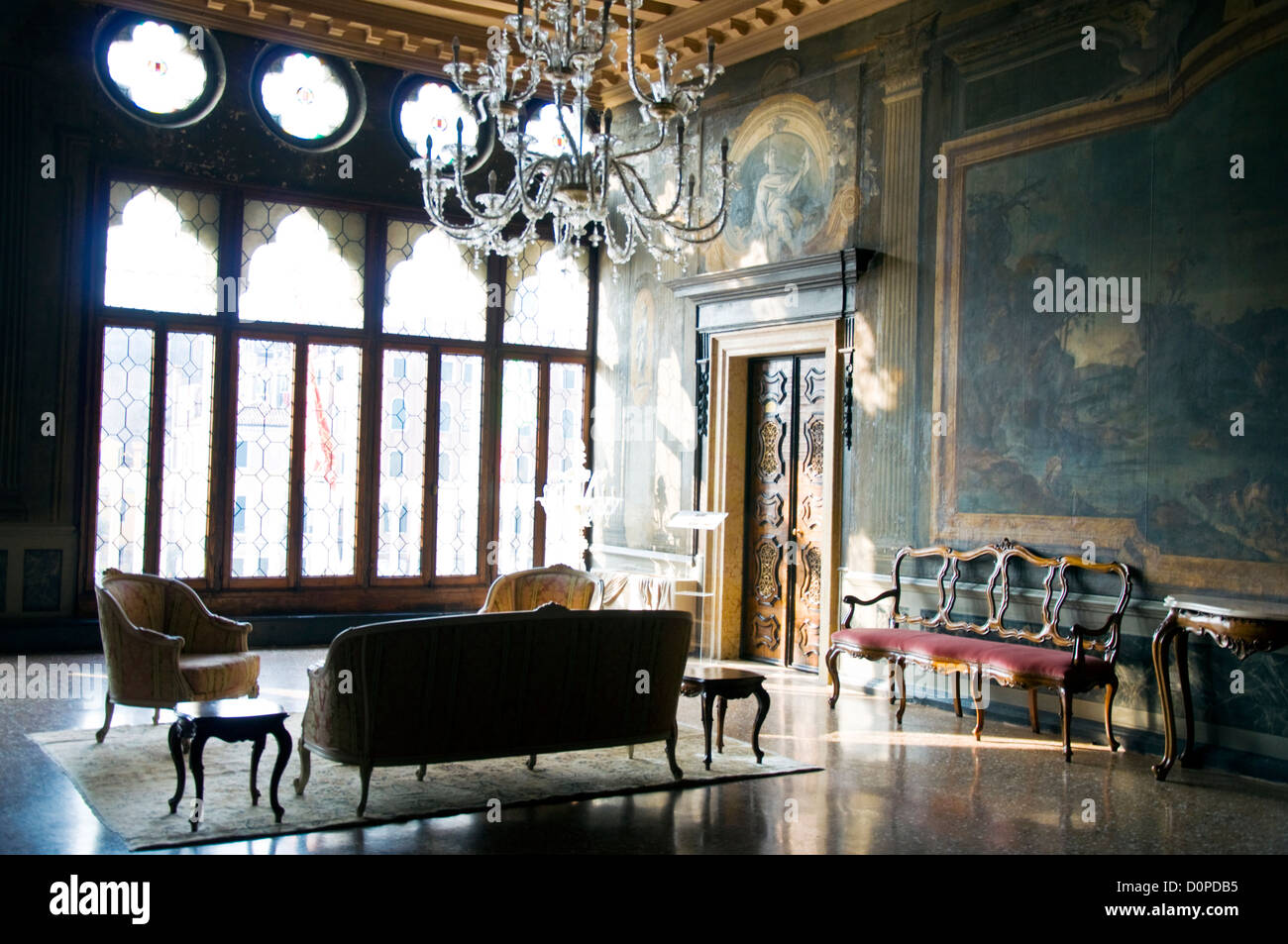 Ca'Sagredo couloir de l'hôtel avec des meubles anciens et tapis Banque D'Images