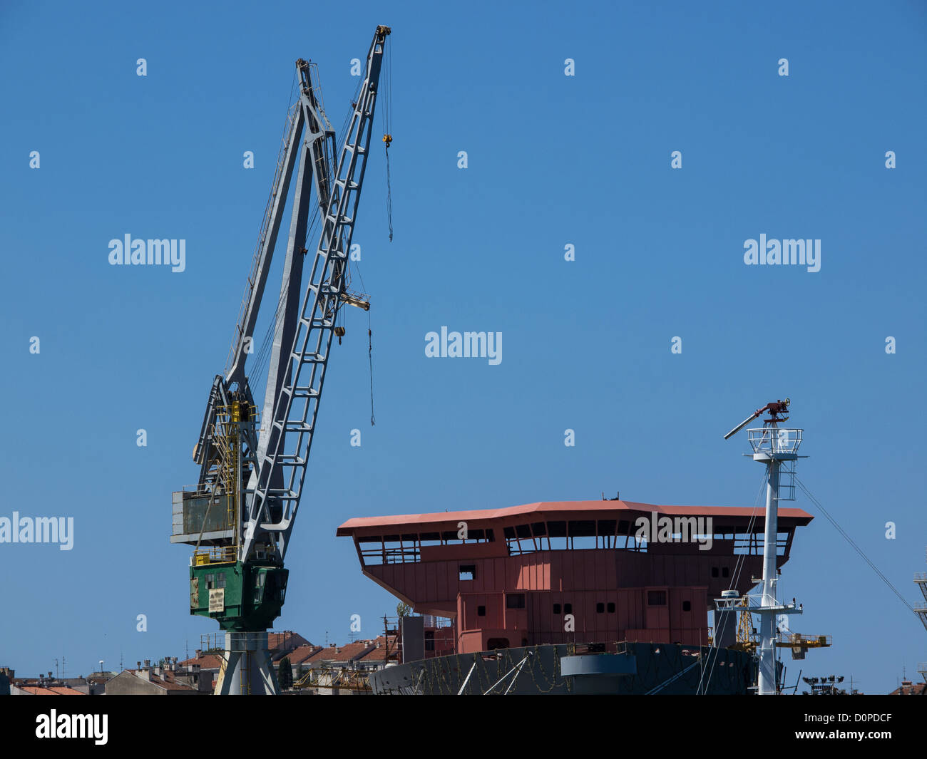 Voile et grue dans le chantier naval Banque D'Images