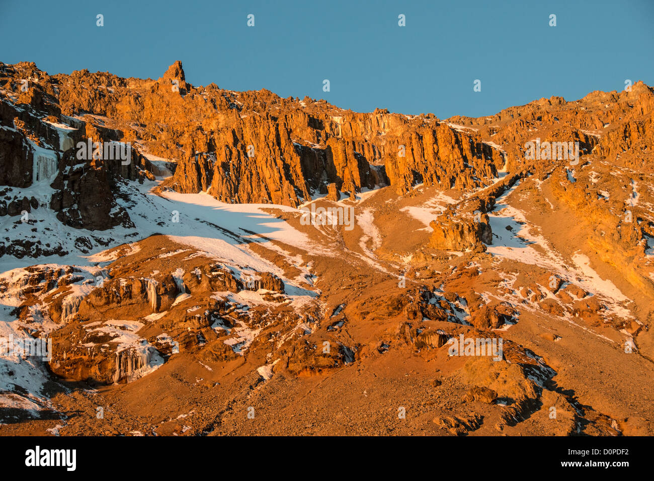 MONT KILIMANDJARO, Tanzanie — le soleil couchant jette une lumière dorée sur la brèche accidentée et escarpée de l'ouest, vue depuis le camp du glacier Arrow sur la route Lemosho du Mont Kilimandjaro. Banque D'Images