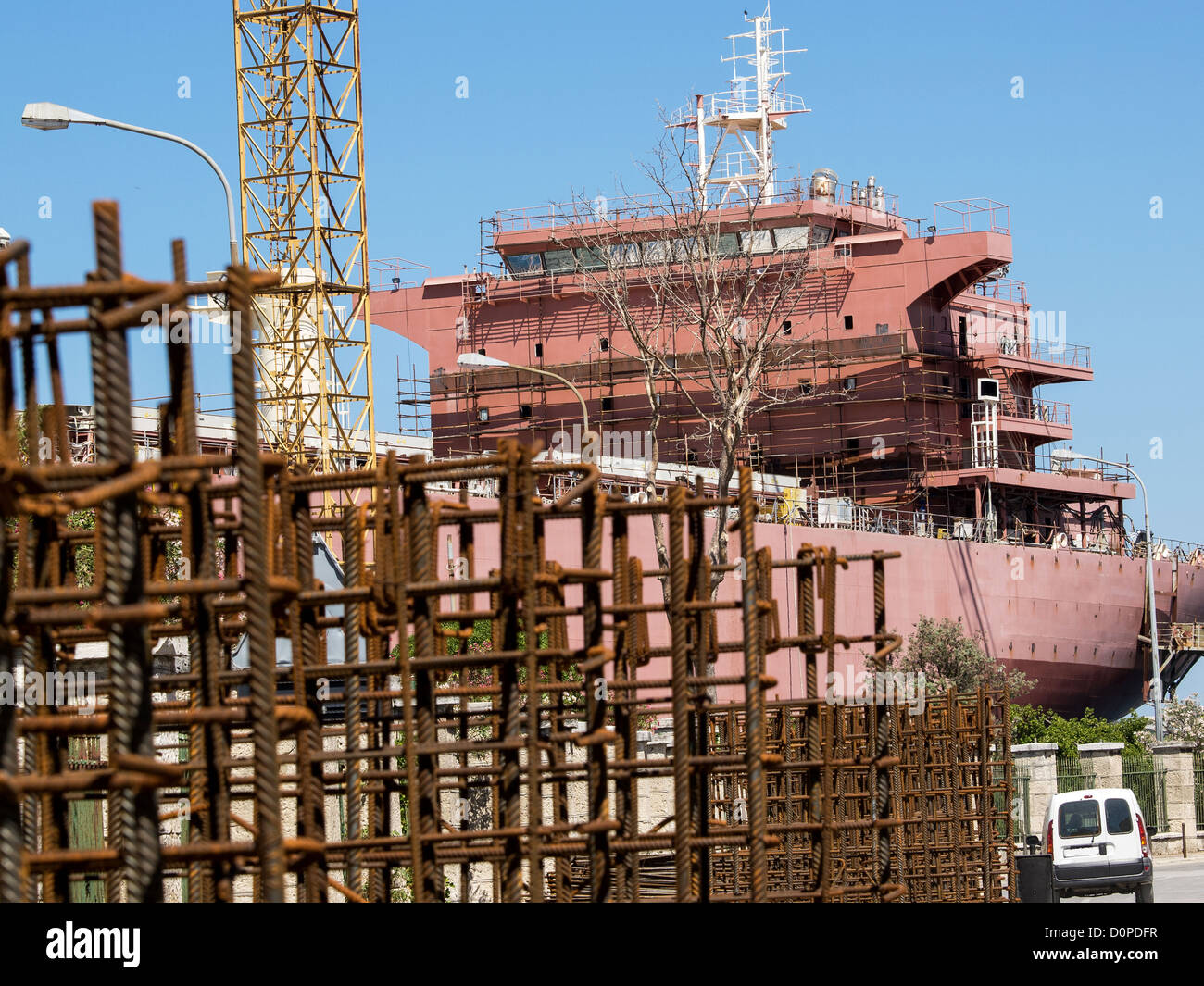 Voile et grue dans le chantier naval Banque D'Images