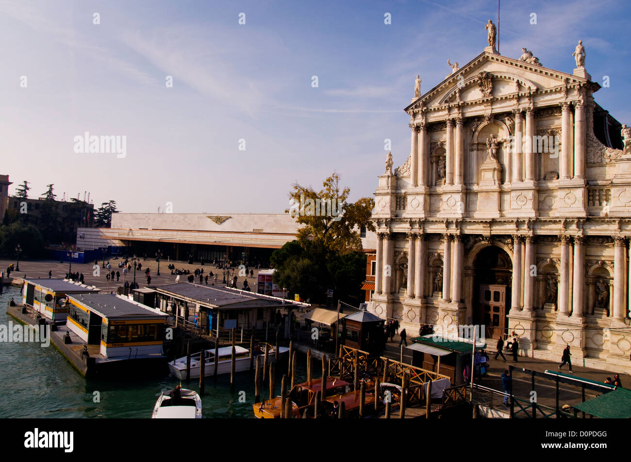 Stazione Ferroviaria Santa Lucia à gauche et Santa Maria de Nazareth degli Scalzi chuch directement sur le Grand Canal Banque D'Images